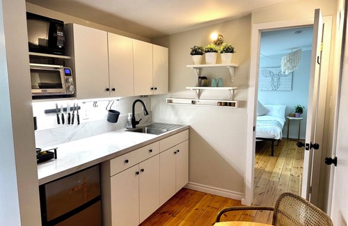 Carleton Place Apartment | 2 bedroom suite: King, Queen, parking, kitchenette, central, upper level