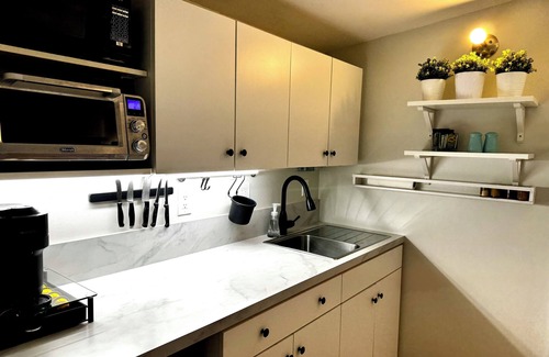 Carleton Place Apartment | 2 bedroom suite: King, Queen, parking, kitchenette, central, upper level