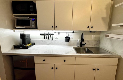 Carleton Place Apartment | 2 bedroom suite: King, Queen, parking, kitchenette, central, upper level