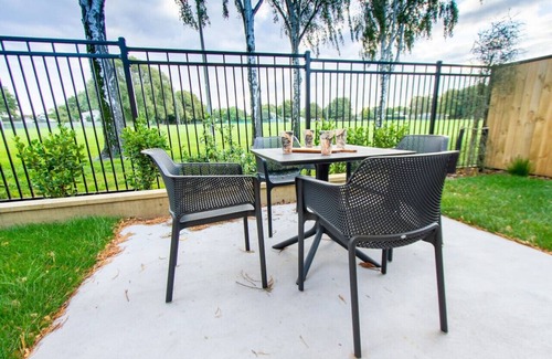 Upper Riccarton House | 2 Bedrooms Overlooking Park - Exquisite Views