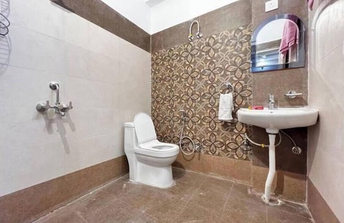 Bullawala Apartment | 2 BHK w Dining/couch & Pvt Parking