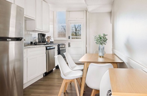 University City Apartment | β
2 BR Apt β
Mid Term Stay β
The Loop - WashU - BJC π₯