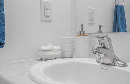 Niagara Falls Apartment | 2 BR at 17 Mins Walk to Falls,Patio,BBQ and Outdoor Space