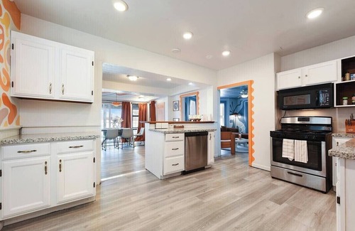 Brighton Heights House | 2-BR Vibrant Home | Fire Pit | Sleeps 4 | Downtown | PA