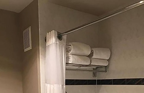 Altamont House | 2 COMFY UNITS FOR 8! POOL, PARKING!