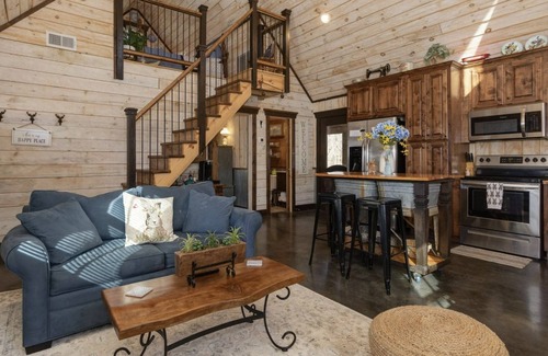 Rising Fawn Cabin | 2 Family Cabins - Hot Tub - Fire Pits - Screened in Porches - 2 miles to Cloudland Canyon Park