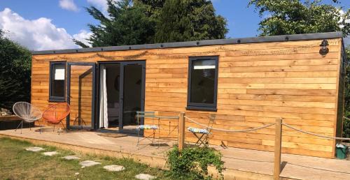 Bruton House | 2 Guests - Garden Retreat with Balcony Views