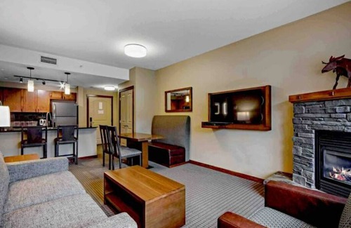 Canmore Hotel | 🌈 2 Hot Tubs | ⛰️ Mt. View | 🌟 Spa 🚿 |⭐️ Near DT