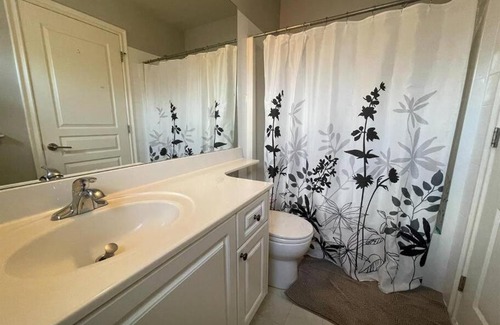 Connaught Apartment | 2 K-beds; 2 baths, Downtown; Parking; Pet friendly