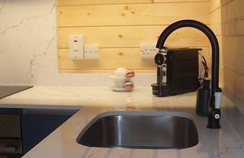 Killarney Cabin | #2 Killarney Cabins, Stunning Lodge & Parking