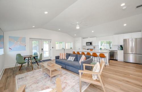 Blanco House | 2 Kings Hot Tub Modern Cottage Hill Country