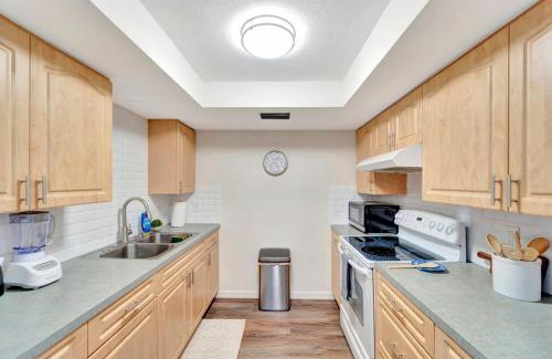 Venice Gardens House | 2 Kitchens, Pool, Ping Pong, Corn Hole, BBQ