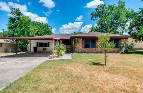 College Station House | 2 Mi to Kyle Field Bryan Home with Fenced Yard