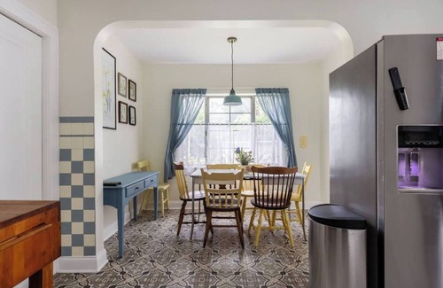 Cleveland House | 2 mi to Lake, 15 mi to Downtown CLE, Blocks from CCF/UH Euclid/Hospice, Antique Home, Fast WiFi, A/C, King Bed, Soaking Tub
