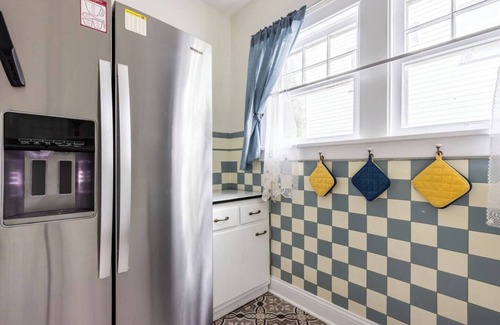 Cleveland House | 2 mi to Lake, 15 mi to Downtown CLE, Blocks from CCF/UH Euclid/Hospice, Antique Home, Fast WiFi, A/C, King Bed, Soaking Tub
