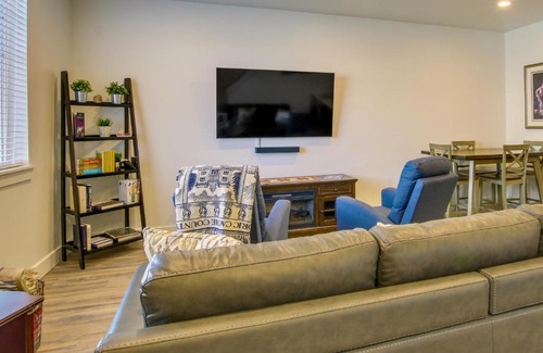 Providence House | 2 Mi to Zootah Providence Townhome with Fireplaces