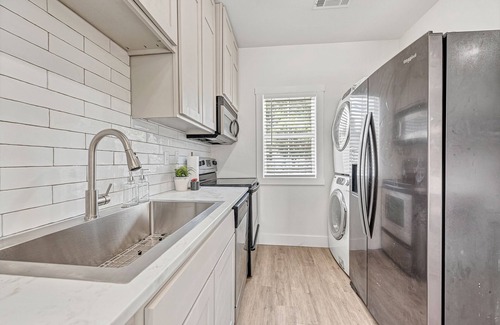 Rogers Cottage | .2 miles to Downtown Rogers on the Railyard bike trail