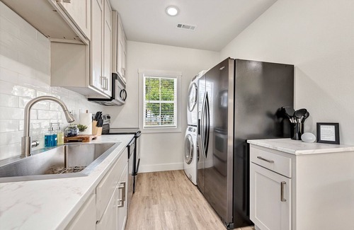 Rogers Cottage | .2 miles to Downtown Rogers on the Railyard bike trail