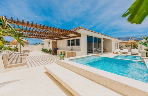 Esmeralda Villa | 2 Min to Palm Beach, Billiard, Hot Tub, 8 sleeps