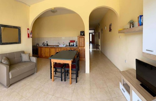 Marsalforn Apartment | 2 mins walking distance from Marsalforn Bay - sleeps 7