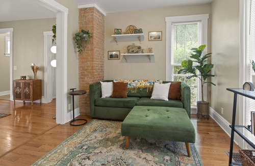 South Wedge Apartment | 2 Minutes to Strong Hospital, Highland Hospital! Enjoy this Boho 1870 Farmhouse