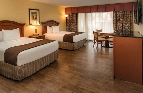 Redding Resort | 2 Relaxing Units! Outdoor Pool, Parking, Pets Allowed, Near River Side Park!