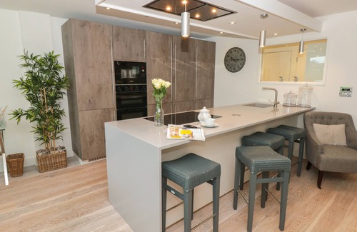 Dartmouth Cottage | 2 Sails