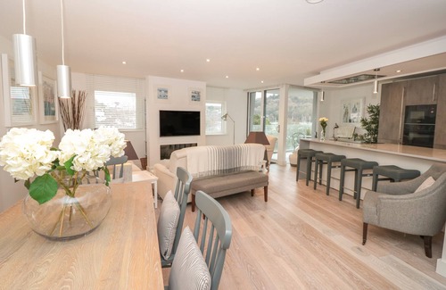 Dartmouth Cottage | 2 Sails