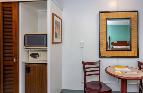 Ala Moana House | 2 Studio Two Doubles with Kitchenette Rooms at Pagoda Hotel