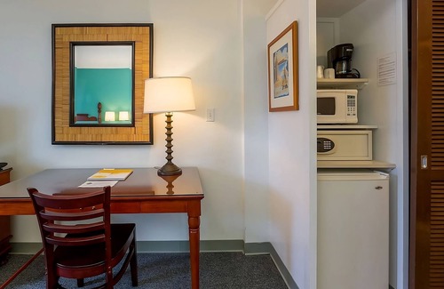 Ala Moana House | 2 Studio Two Doubles with Kitchenette Rooms at Pagoda Hotel