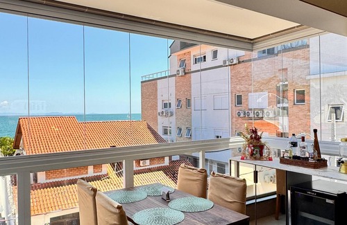 Centro RV Rental | 2 suites with 43" TV, air conditioning, electric blinds, furniture and high standard bed