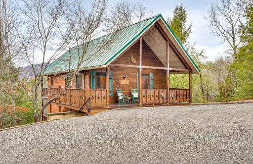 Gatlinburg - Pigeon Forge House | 2-Tier Deck and Hot Tub Quiet Sevierville Cabin