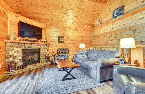 Gatlinburg - Pigeon Forge House | 2-Tier Deck and Hot Tub Quiet Sevierville Cabin