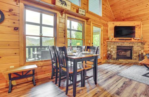 Gatlinburg - Pigeon Forge House | 2-Tier Deck and Hot Tub Quiet Sevierville Cabin