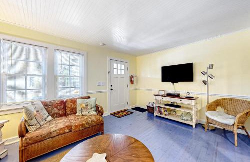 Bradenton Beach House | 2 -Unit Beach to Bay Cottage.Not Grandma's Place