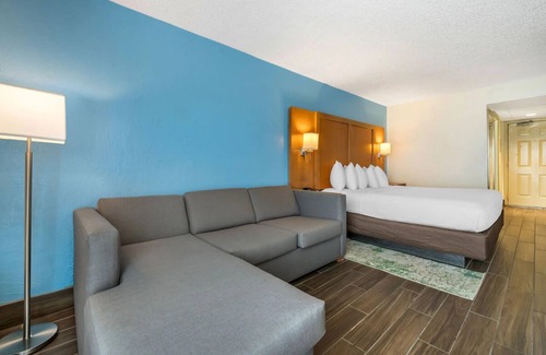 Seabreeze Park House | 2 Units | Serene Beachside Escape | Balcony Room Tailored for Couples' Getaway