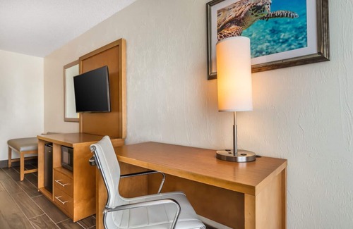 Seabreeze Park House | 2 Units | Serene Beachside Escape | Balcony Room Tailored for Couples' Getaway