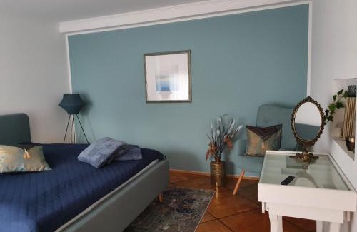 Ortenberg Apartment | 2 Zimmer Domizil am Südhang mit Terrasse und Pool