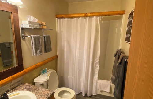Clarington Apartment | 20-Cabin Room