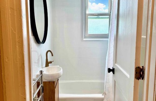 The Heights House | 20 min NYC-Modern Private Room-Queen Bed-Parking