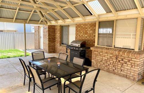 East Bunbury House | 200 m² House ∙ 3 bedrooms ∙ 5 guests
