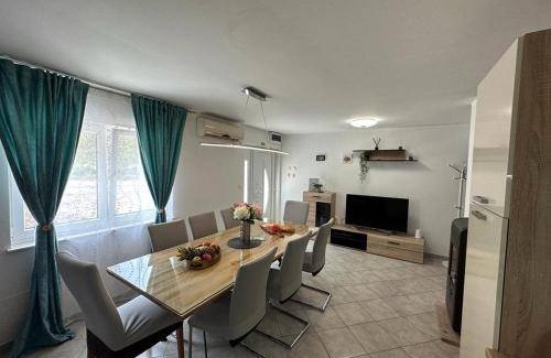 Central Dalmatia Villa | 200 m² Villa ∙ 4 bedrooms ∙ 10 guests
