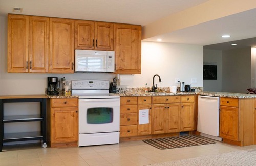 Draper Apartment | 2000 sq foot exec apt./private vacation/quiet neighborhood close to ski resorts