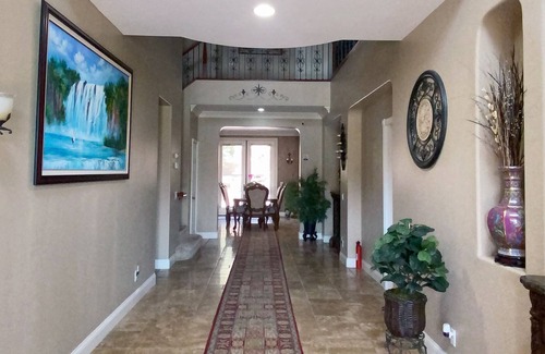Eastvale House | #202 Comfortable Rooms In Eastvale House (Queen Bed + Free WiFi )