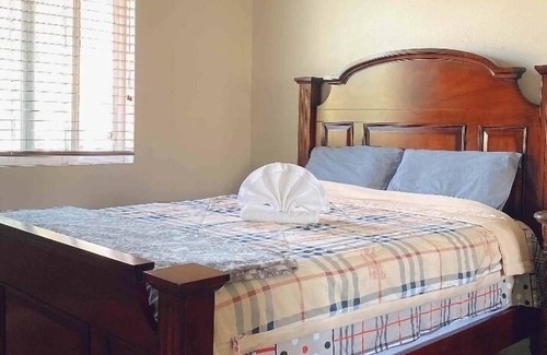 Eastvale House | #202 Comfortable Rooms In Eastvale House (Queen Bed + Free WiFi )