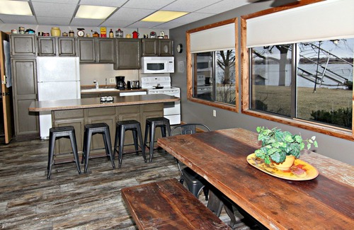 Glenwood House | 2025 - Wed. free Labor Day wknd - Thurs night for Fri-Sun stays. Rest. may apply