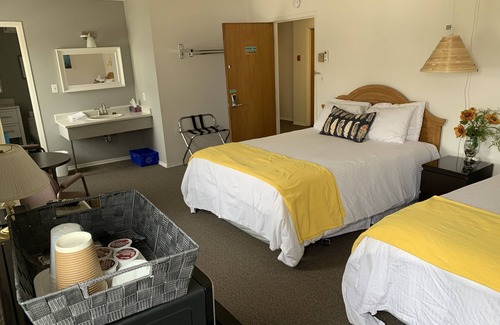 Port Elgin Hotel | 204 - Executive Rm Partial Lake View-Balcony 2 Queen