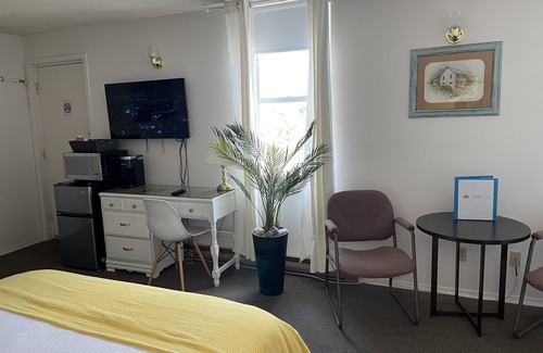 Port Elgin Hotel | 204 - Executive Rm Partial Lake View-Balcony 2 Queen