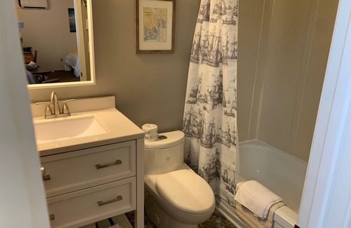 Port Elgin Hotel | 204 - Executive Rm Partial Lake View-Balcony 2 Queen