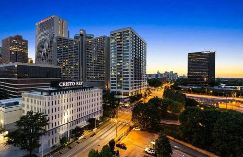 Downtown Atlanta Apartment | 2208-Top Flr-Work/Game Sta-600 MB-1 Free Park-King